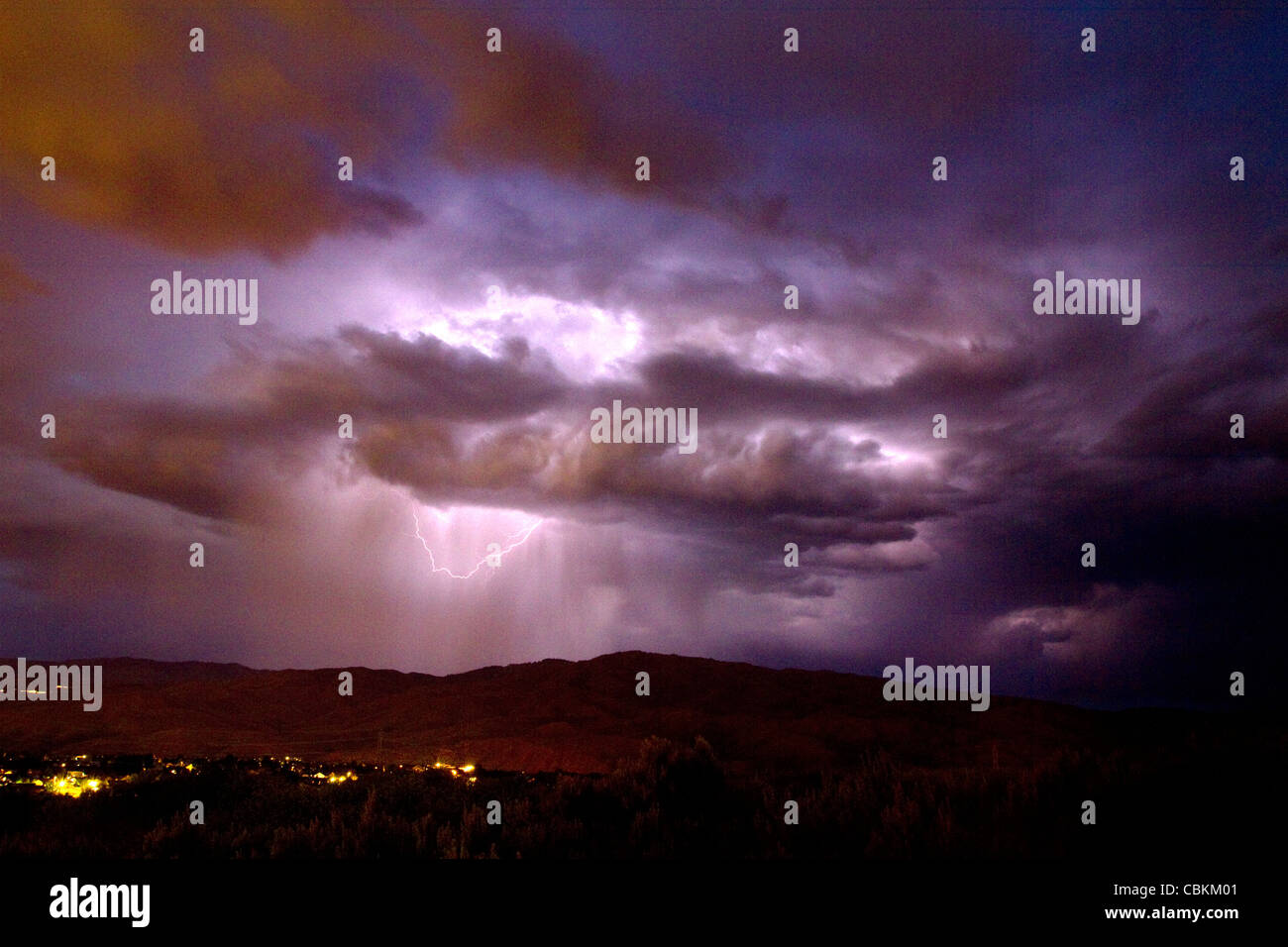 Un fulmine durante un temporale il primo giorno di estate a Boise, Idaho, Stati Uniti d'America. Foto Stock