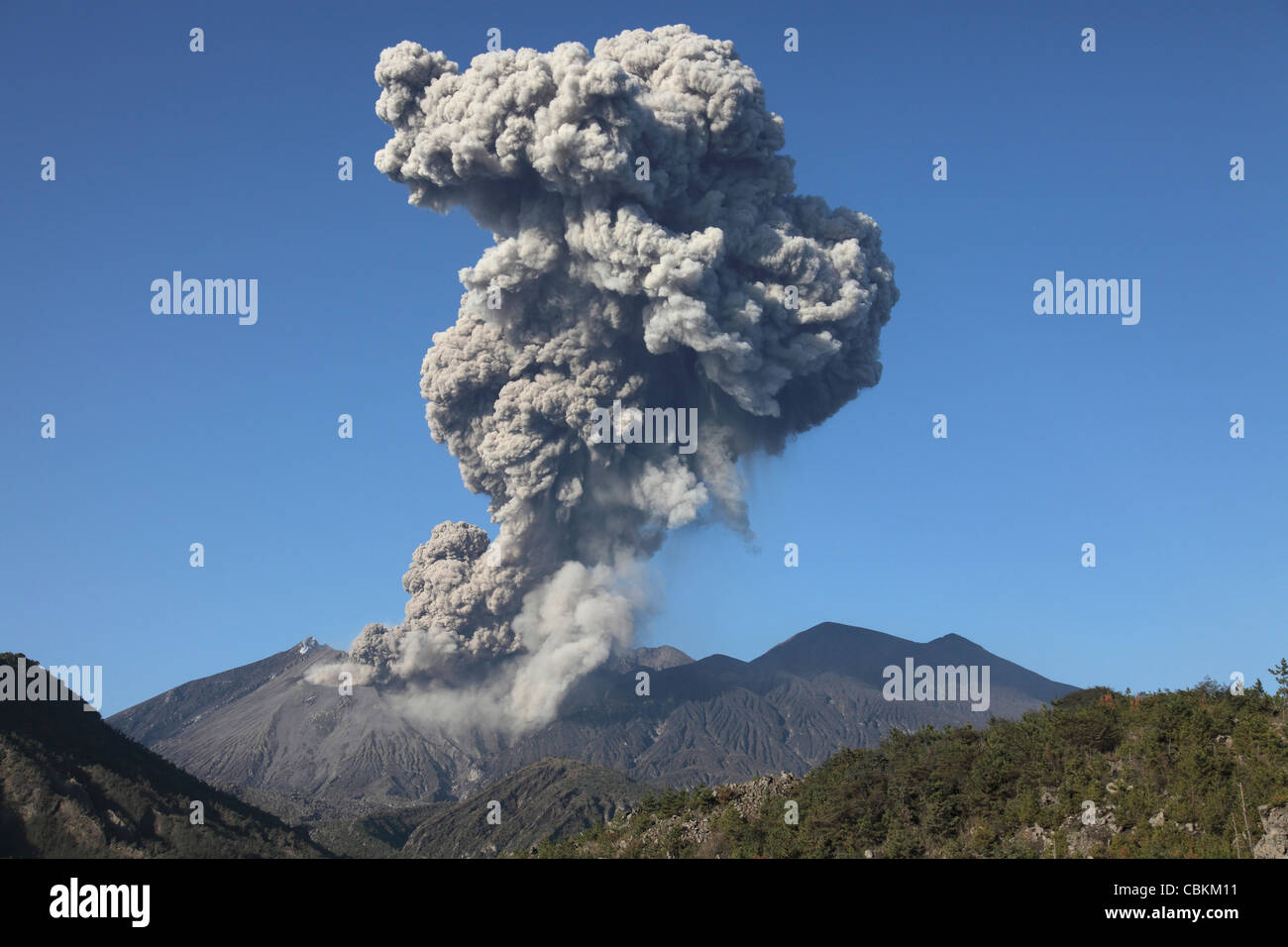 4 gennaio 2010 - nube di cenere seguenti esplosiva eruzione vulcaniana, vulcano Sakurajima, Giappone. Foto Stock