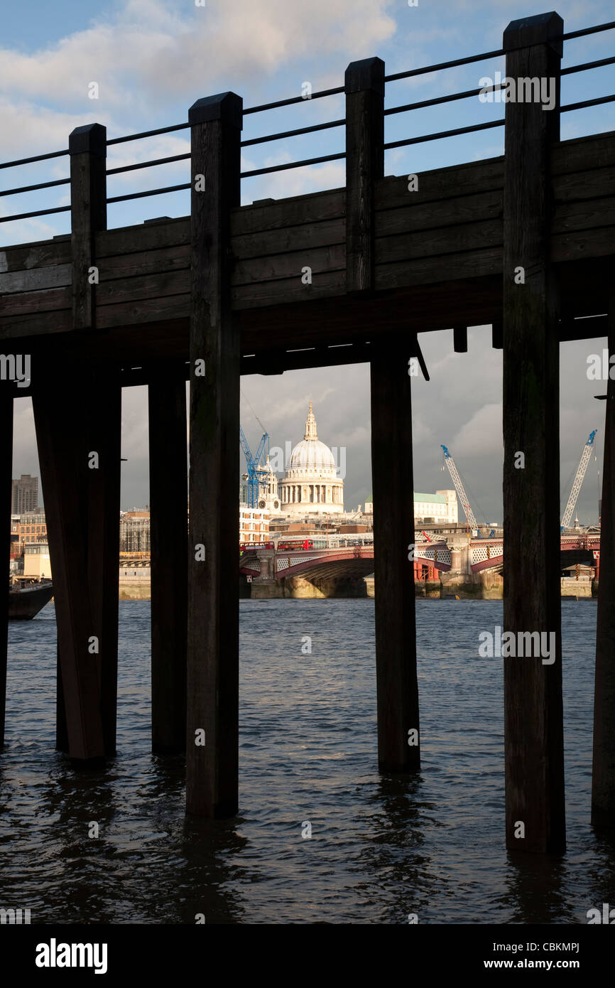 Il molo in legno sulla sponda sud del fiume Tamigi, città di Londra, Regno Unito. Foto:Jeff Gilbert Foto Stock