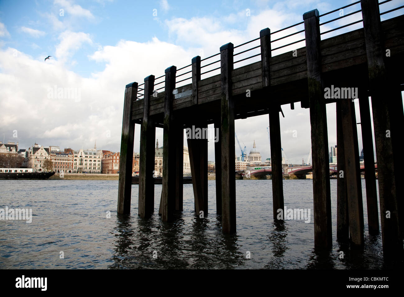 Il molo in legno sulla sponda sud del fiume Tamigi, città di Londra, Regno Unito. Foto:Jeff Gilbert Foto Stock
