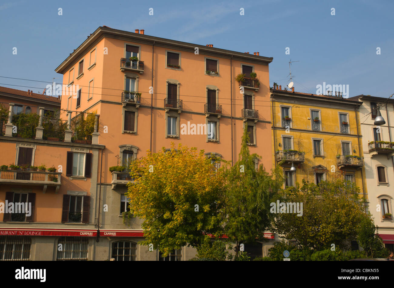 Case lungo Via San Marco strada quartiere Brera di Milano centrale e la regione Lombardia Italia Europa Foto Stock