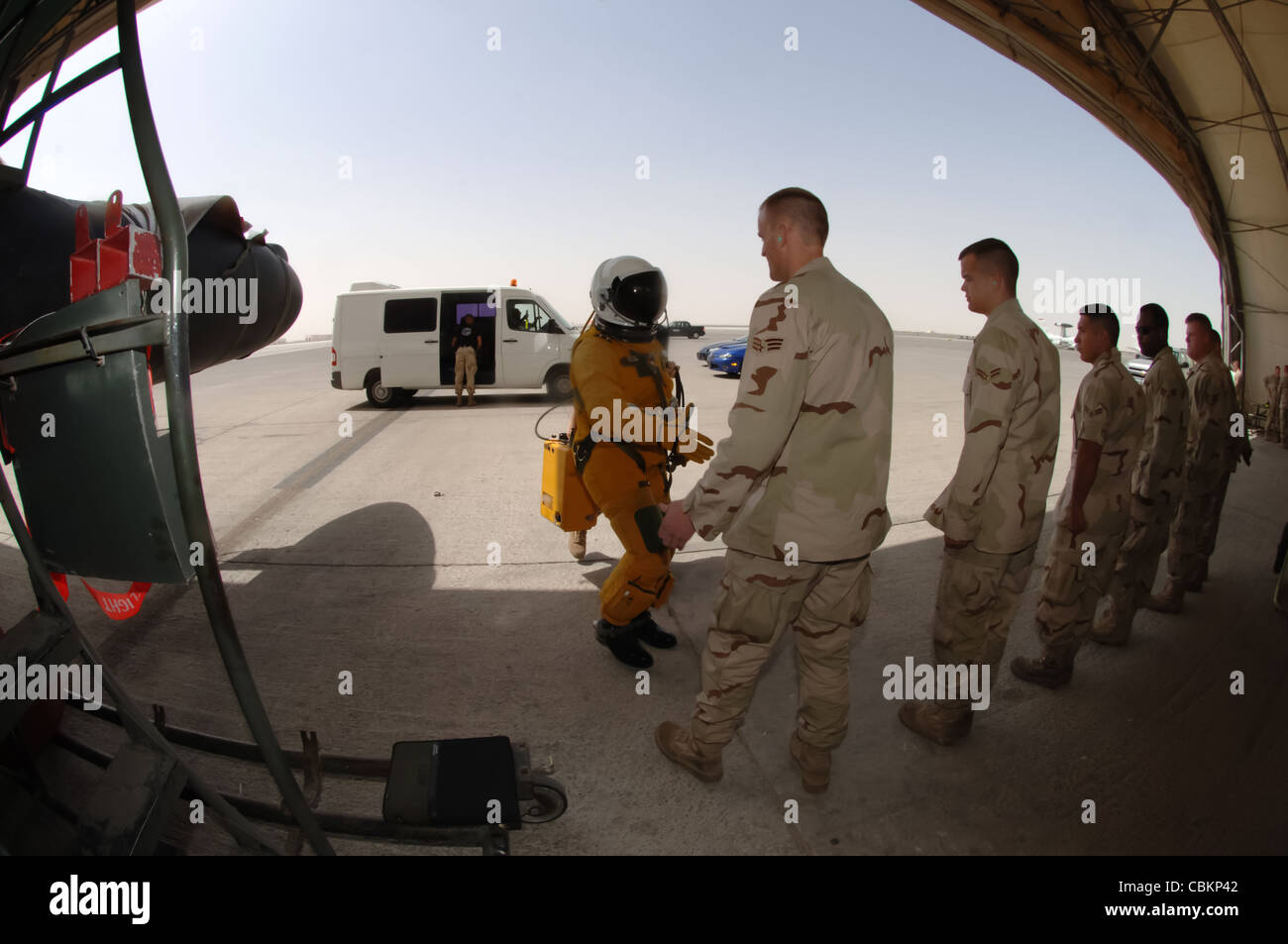 Ross Franquemont, un pilota di Dragon Lady U-2 del 99esimo Squadrone di ricognizione di spedizione presso una base aerea nel sud-ovest dell'Asia, scuote le mani dei capi d'equipaggio Mar5 che hanno preparato il suo jet per una missione di ricognizione. La 380a Ala Air Expeditionary ospita l'unico squadrone U-2 nell'area di responsabilità, fornendo intelligenza ad alta quota, sorveglianza e ricognizione per il supporto nella vittoria della guerra al terrore. Foto Stock