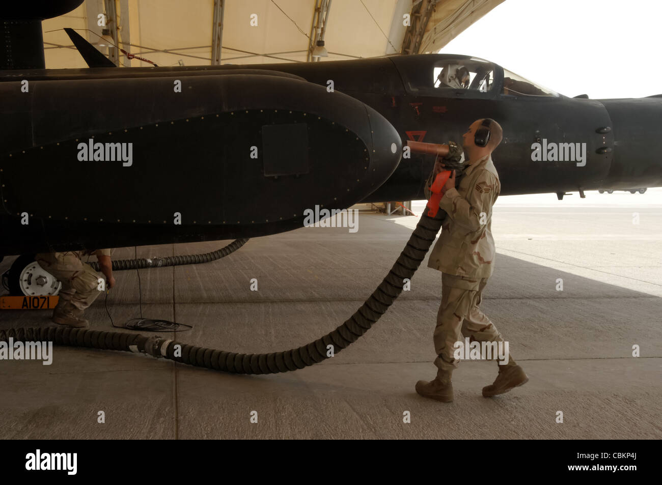 Senior Airman Jonathan Cantrell, un capo equipaggio con la 99a unità di manutenzione aeromobili presso una base aerea nel sud-ovest asiatico, rimuove il tubo di raffreddamento da un sensore U-2 Dragon Lady pod Mar 5, mentre il pilota si prepara a decollo per una missione. La 380a Ala Air Expeditionary ospita l'unico squadrone U-2 nell'area di responsabilità, fornendo intelligenza ad alta quota, sorveglianza e ricognizione per il supporto nella vittoria della guerra al terrore. Foto Stock