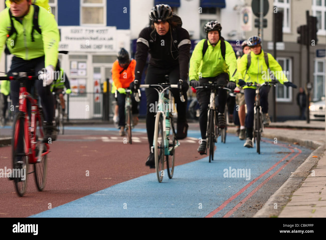 Molti ciclisti che viaggia lungo un ciclo superstrada a Londra durante la mattina ora di punta Foto Stock