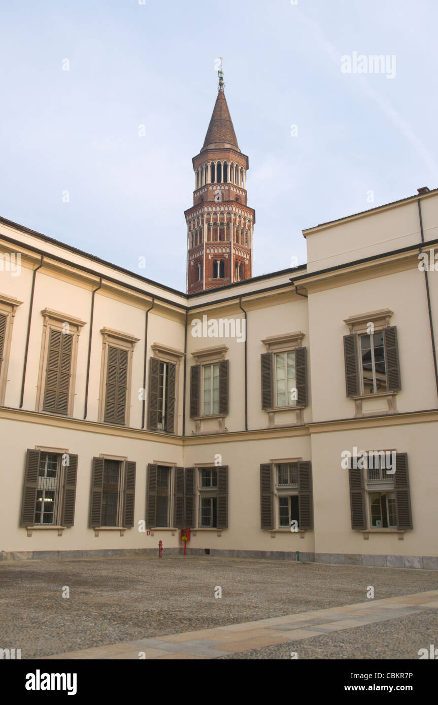 Il Palazzo Reale con la torre di San Gottardo in Corte chiesa (1336) in background milano lombardia italia Europa Foto Stock