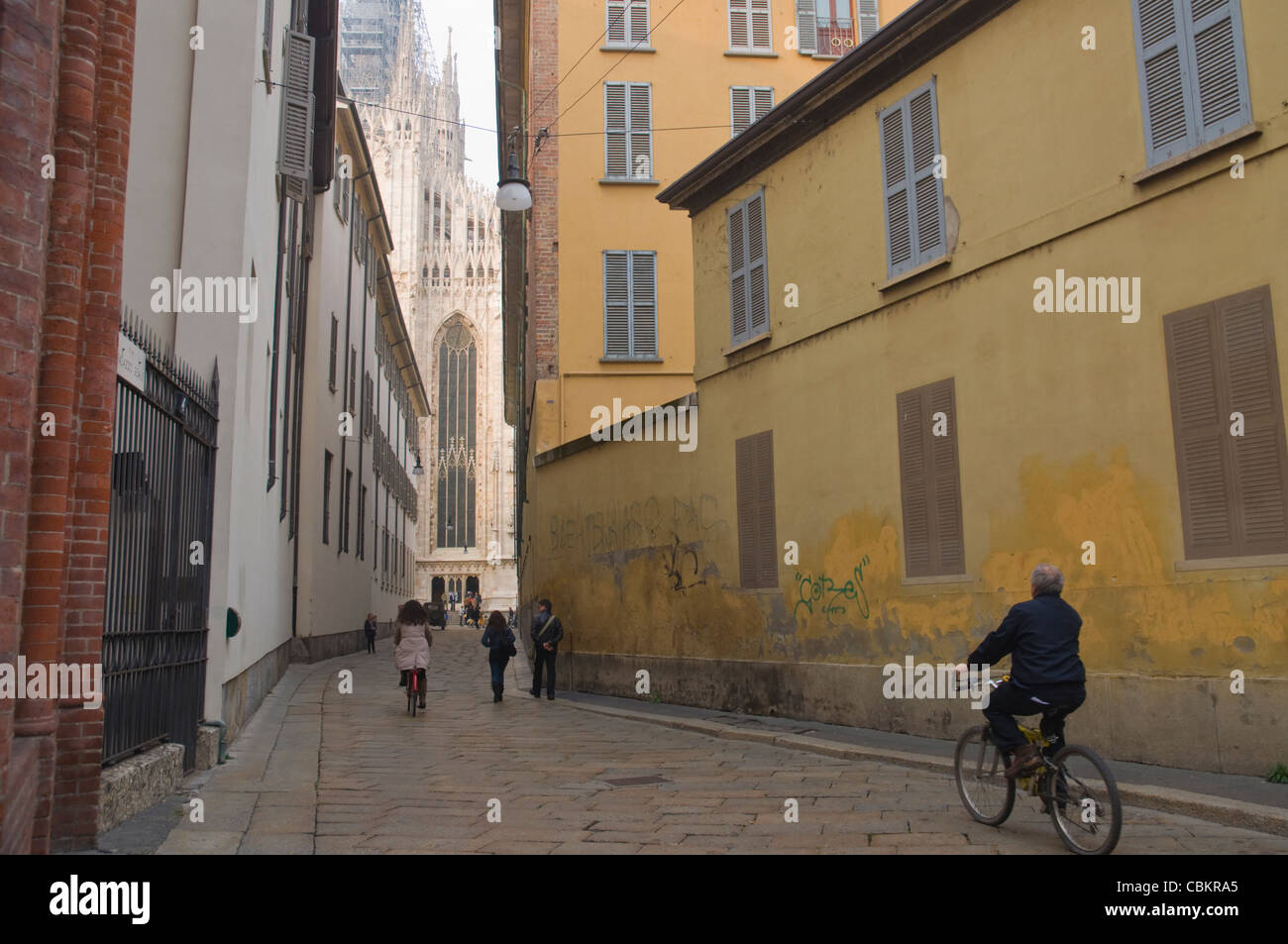 Via Palazzo Reale strada andando verso Piazza del Duomo Milano centrale e la regione Lombardia Italia Europa Foto Stock