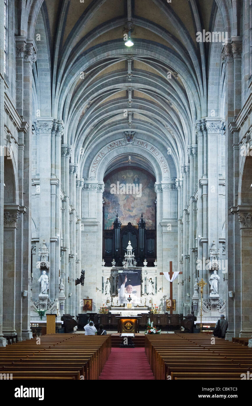 Interno della Basilica chiesa presso il St Anne d'Auray, Morbihan, in Bretagna, Francia Foto Stock