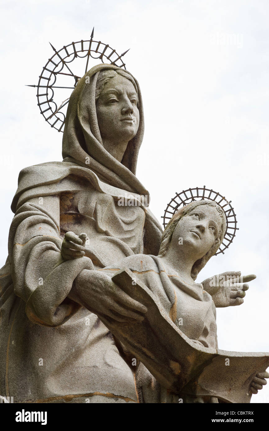 Vergine Maria da bambino con Sant'Anna sua madre a Sainte-Anne-dAuray, Morbihan, Bretagna, Francia Foto Stock