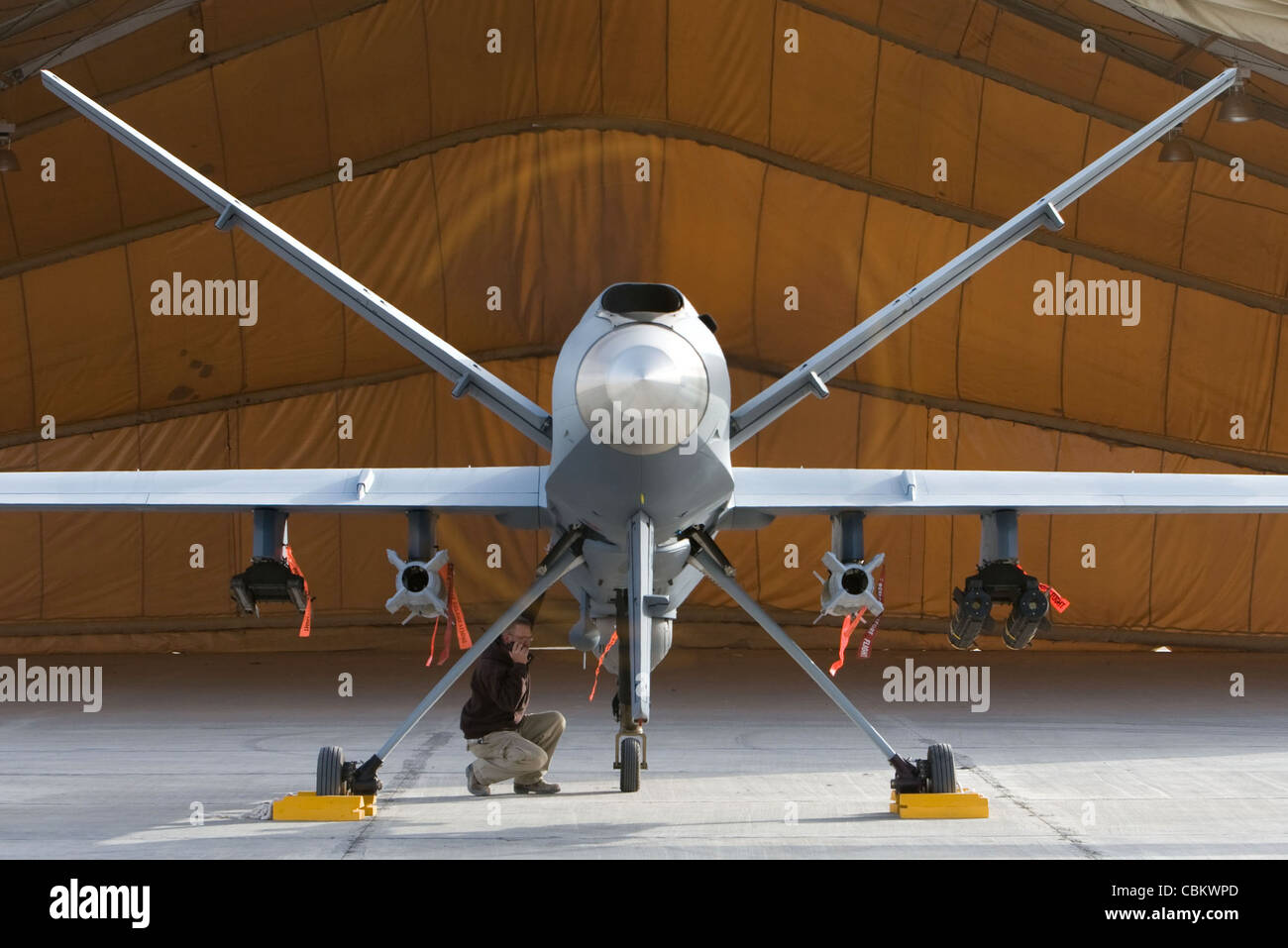 Un Airman addetto alla manutenzione ispeziona un formatore mq-9 in Afghanistan dal 31 settembre. Capace di colpire gli obiettivi nemici con armi a bordo, il Reaper ha condotto missioni di supporto aereo e di intelligence, sorveglianza e ricognizione. Foto Stock