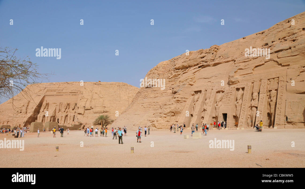 Abu Simbel medio oriente Egitto il tempio di Ramses 11 una panoramica di entrambe Foto Stock