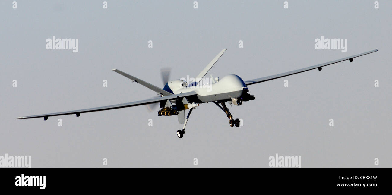 Un veicolo da attacco aereo senza equipaggio MQ-9 Reaper scende in un campo aereo in Afghanistan dal 17 novembre dopo una missione. Il Reaper è in grado di trasportare sia bombe che missili guidati con precisione. Foto Stock
