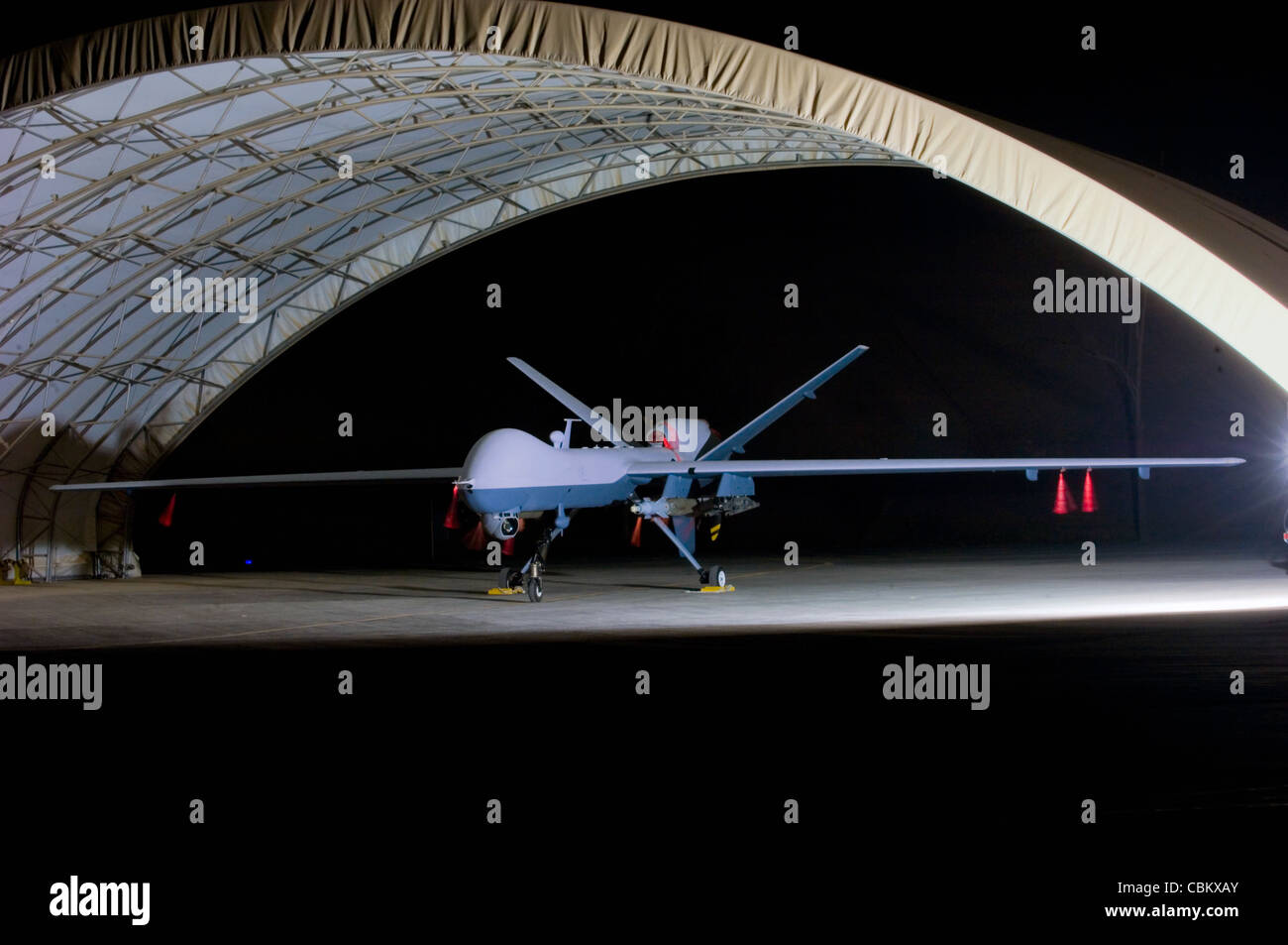 Un aereo armato senza equipaggio MQ-9 Reaper siede in un rifugio il 15 ottobre presso la base militare Balad, Iraq, prima di una missione. Più grande e potente del Predator mq-1, il Reaper può trasportare fino a 3,750 libbre di bombe guidate dal laser e missili Hellfire. Foto Stock