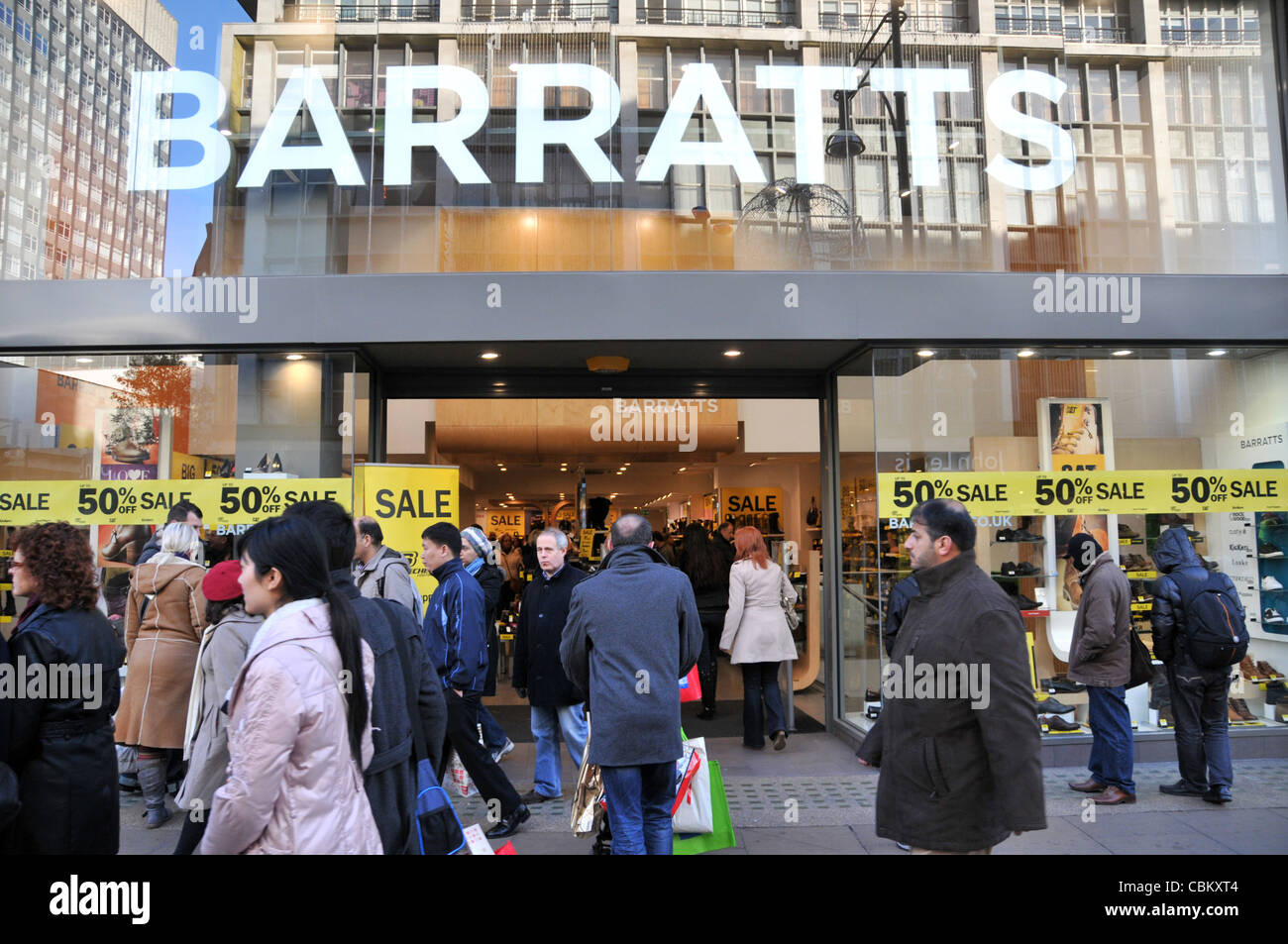 Barratts Oxford Street Londra negozio di calzature chiudendo la vendita di Natale vendite sconti Foto Stock