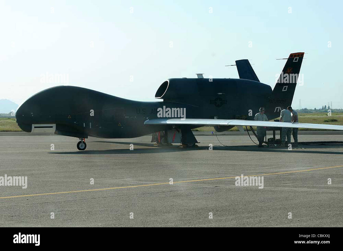 Gli aeronavi del 9° Squadron di manutenzione degli aeromobili della base aerea di Beale, California, si preparano a lanciare un RQ-4 Global Hawk l'8 aprile 2010, in missione operativa. Durante il volo, l'aereo ha volato per la prima volta nello spazio aereo canadese in stato di non addestramento. Foto Stock