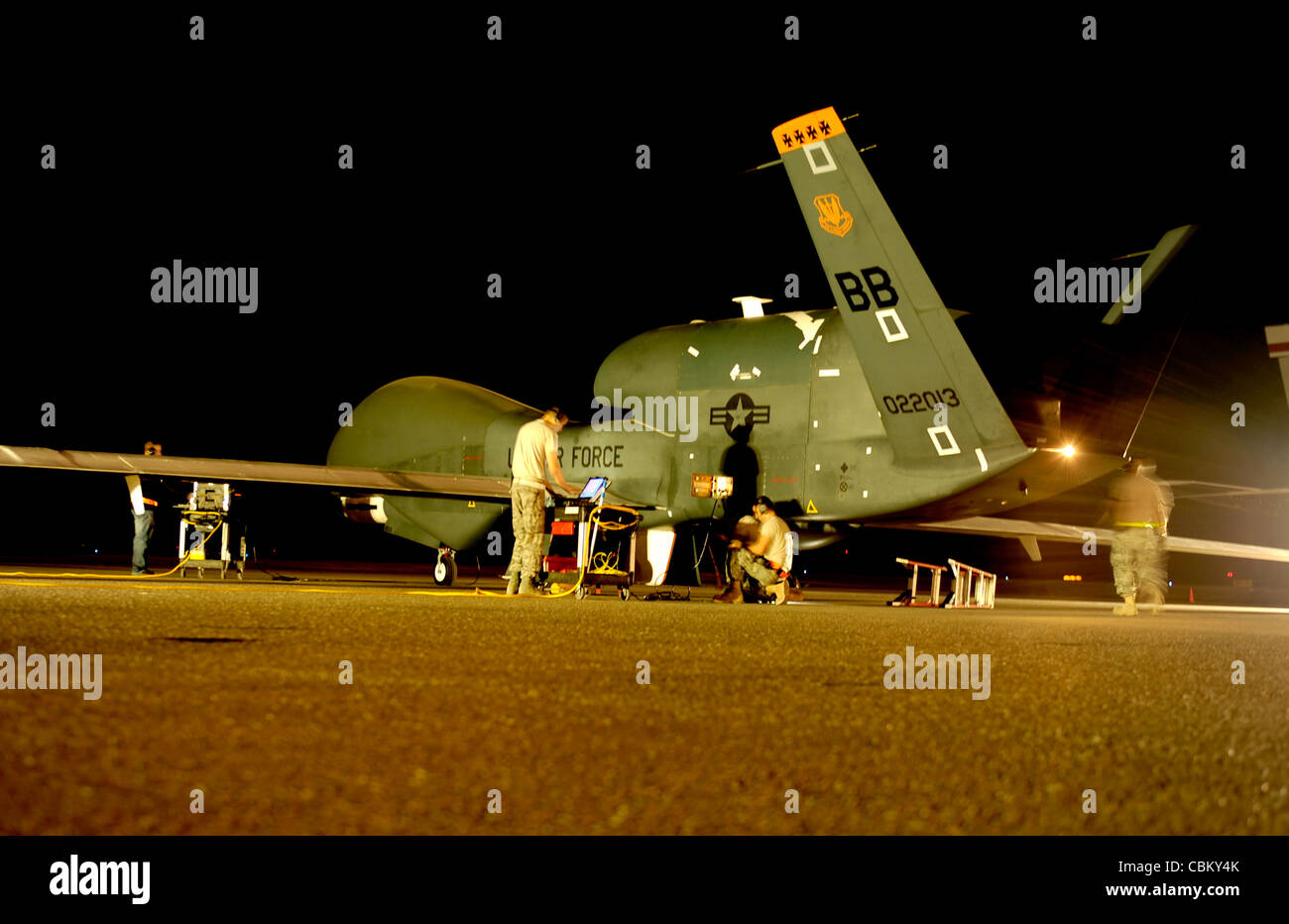 I tecnici addetti alla manutenzione effettuano ispezioni prima del volo sui loro aeromobili Global Hawk RQ-4 prima di una missione mentre sono stati impiegati il 23 novembre 2010 presso una base aerea nell'Asia sud-occidentale. Gli Airmen sono assegnati al 380esimo Squadrone di manutenzione di velivoli Expeditionary. Foto Stock