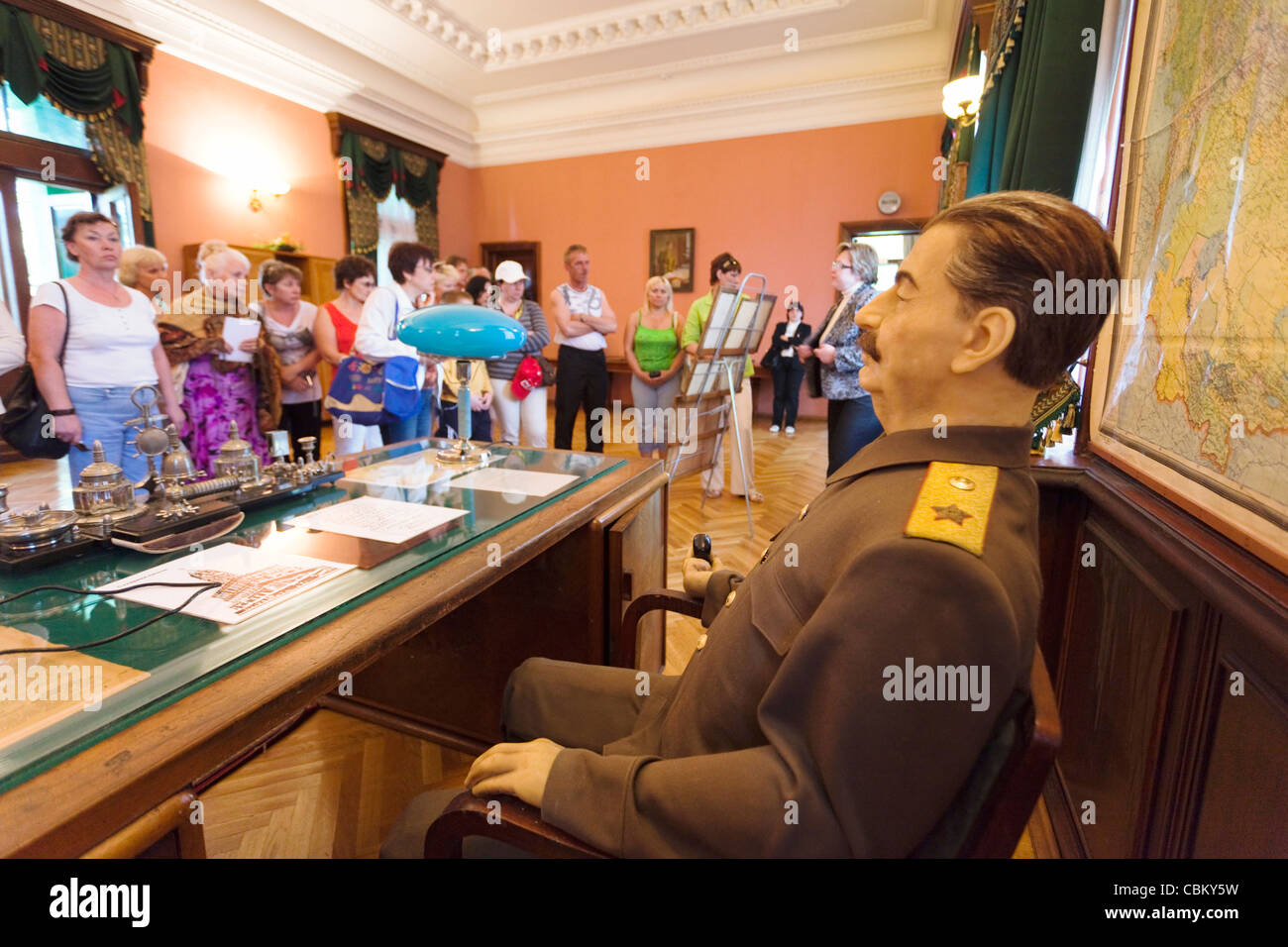 Russia, il litorale del Mar Nero, Sochi, Stalin Dacha, casa di Joseph Stalin, Zelenaya Roscha sanitorium, Stalin figura con i turisti Foto Stock