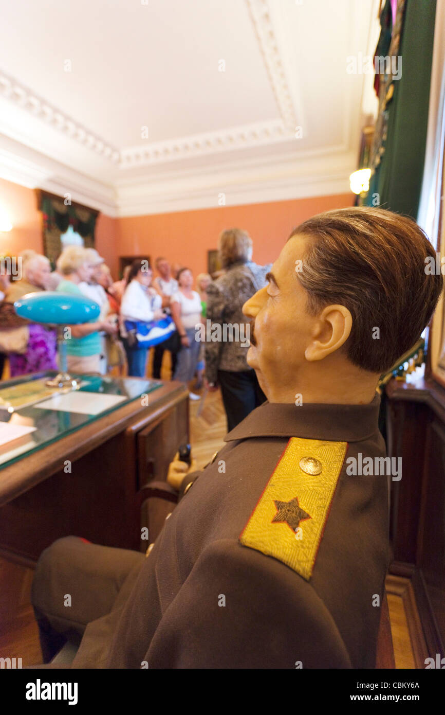 Russia, il litorale del Mar Nero, Sochi, Stalin Dacha, casa di Joseph Stalin, Zelenaya Roscha sanitorium, Stalin figura con i turisti Foto Stock