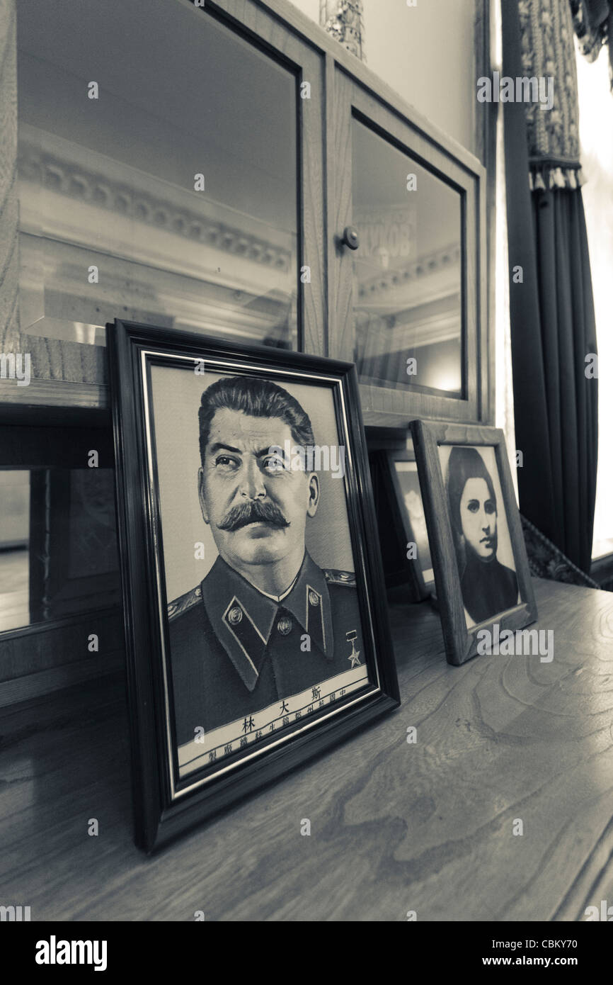 Russia, il litorale del Mar Nero, Sochi, Stalin Dacha, ritratti di Stalin e moglie Nadezhda Aliluyeva Foto Stock