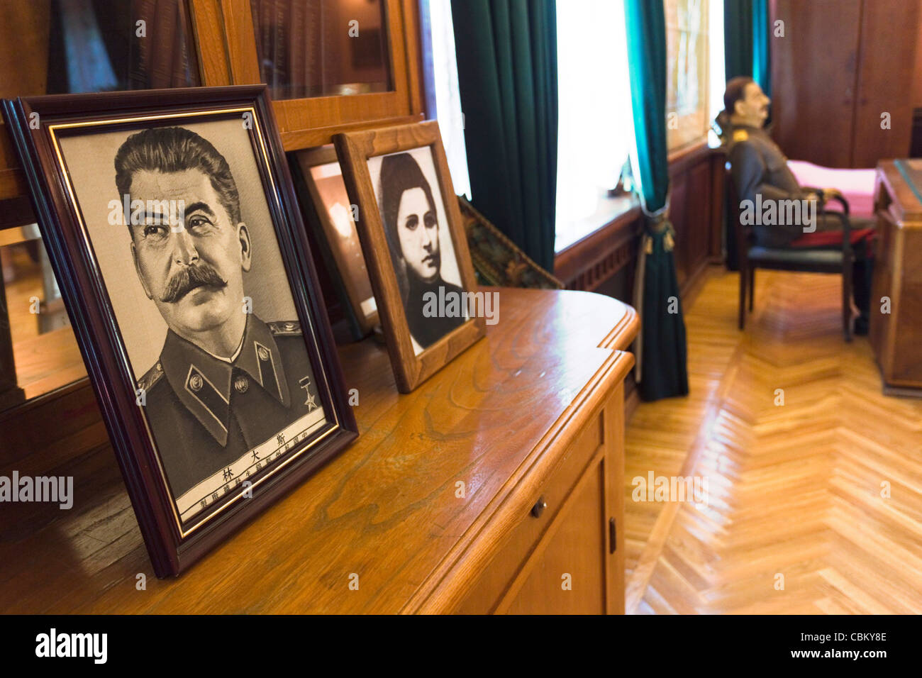 Russia, il litorale del Mar Nero, Sochi, Stalin Dacha, ritratti di Stalin e moglie Nadezhda Aliluyeva Foto Stock