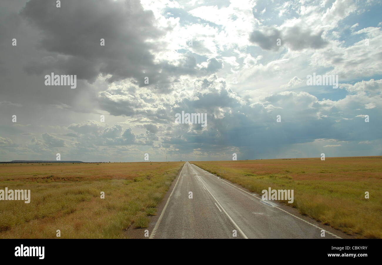 Paesaggio lungo l'autostrada da Winton a Longreach, passando il paese di canale coperto da Mitchell pianure erba Foto Stock