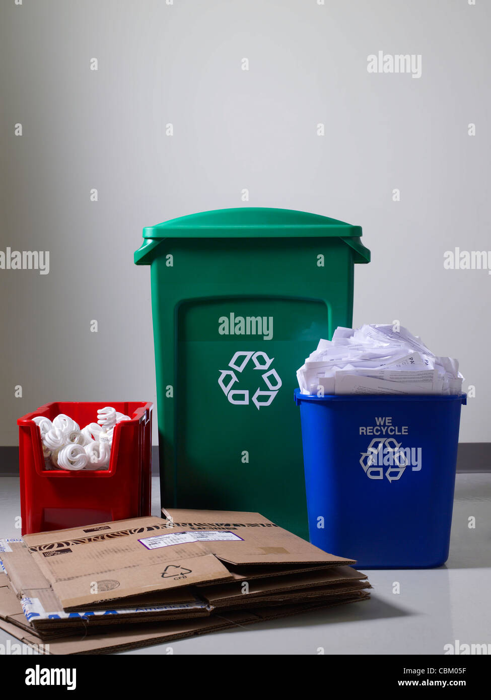Riciclare contenitori con materiali riciclabili Foto Stock