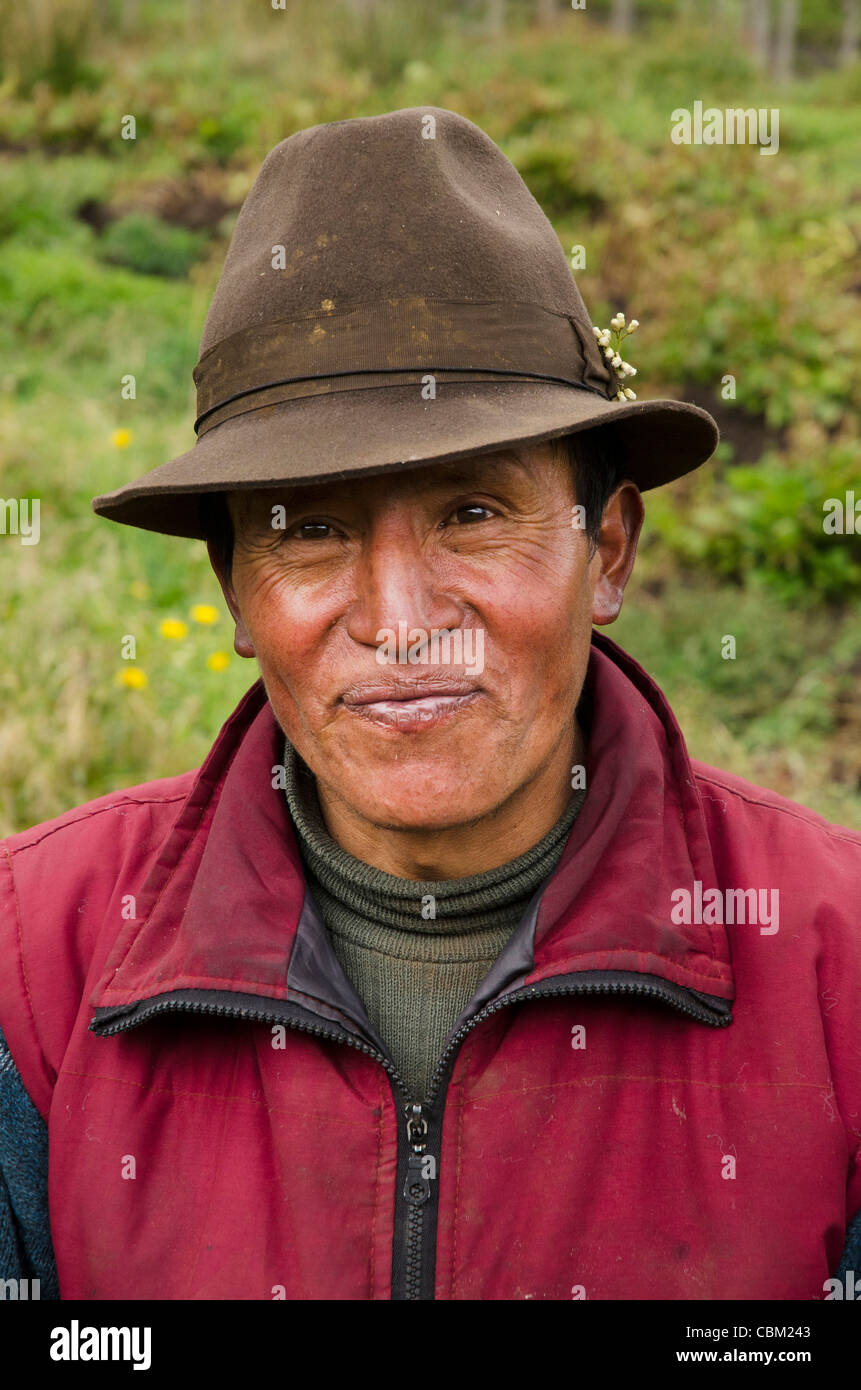 Uomo quechua, base del Vulcano Chimborazo, Ande, Ecuador, Sud America Foto Stock