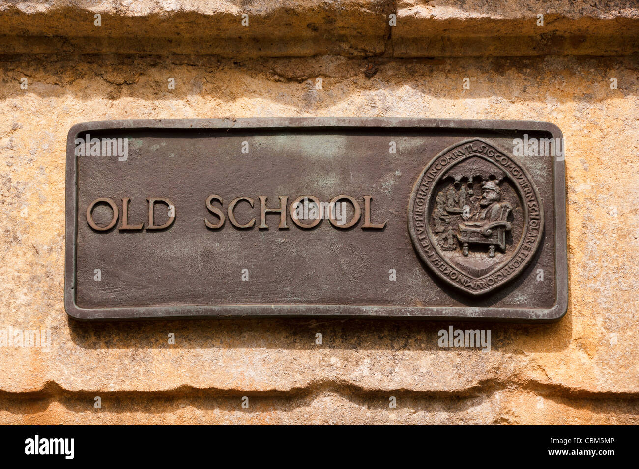 Cast di placca di metallo cartello sulla "vecchia scuola" edificio, Oakham, Rutland, England, Regno Unito Foto Stock