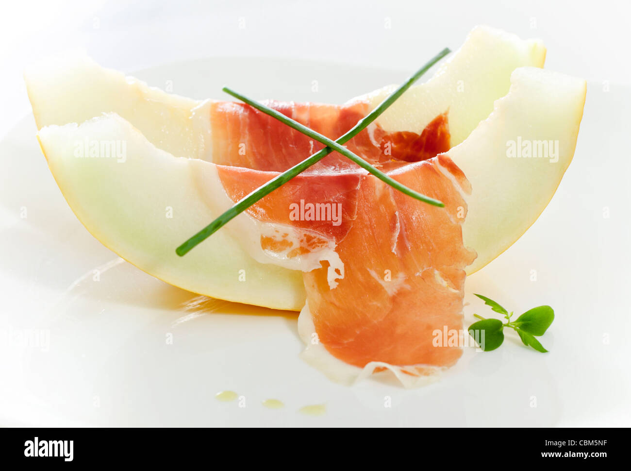 Deliziosa fette di melone e pancetta sulla piastra bianca Foto Stock