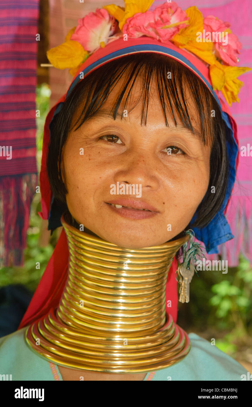 Mo Tuk, 39 anni Padaung o giraffa Karen donna che vive in Ban Nai Soi nel nord della Thailandia Foto Stock