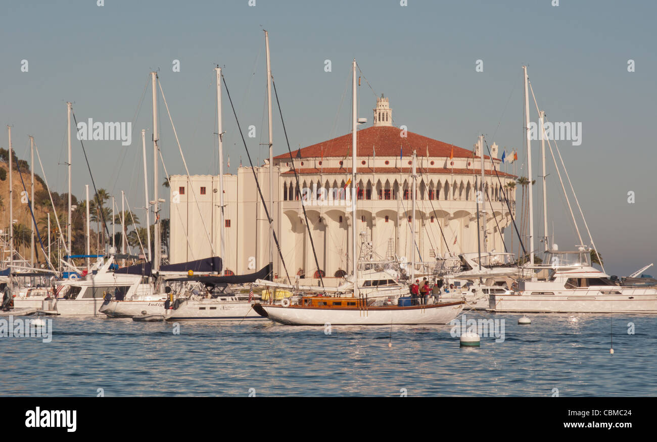 Vista sud dell isola Catalina Casino e Museo con barche a vela in primo piano Foto Stock