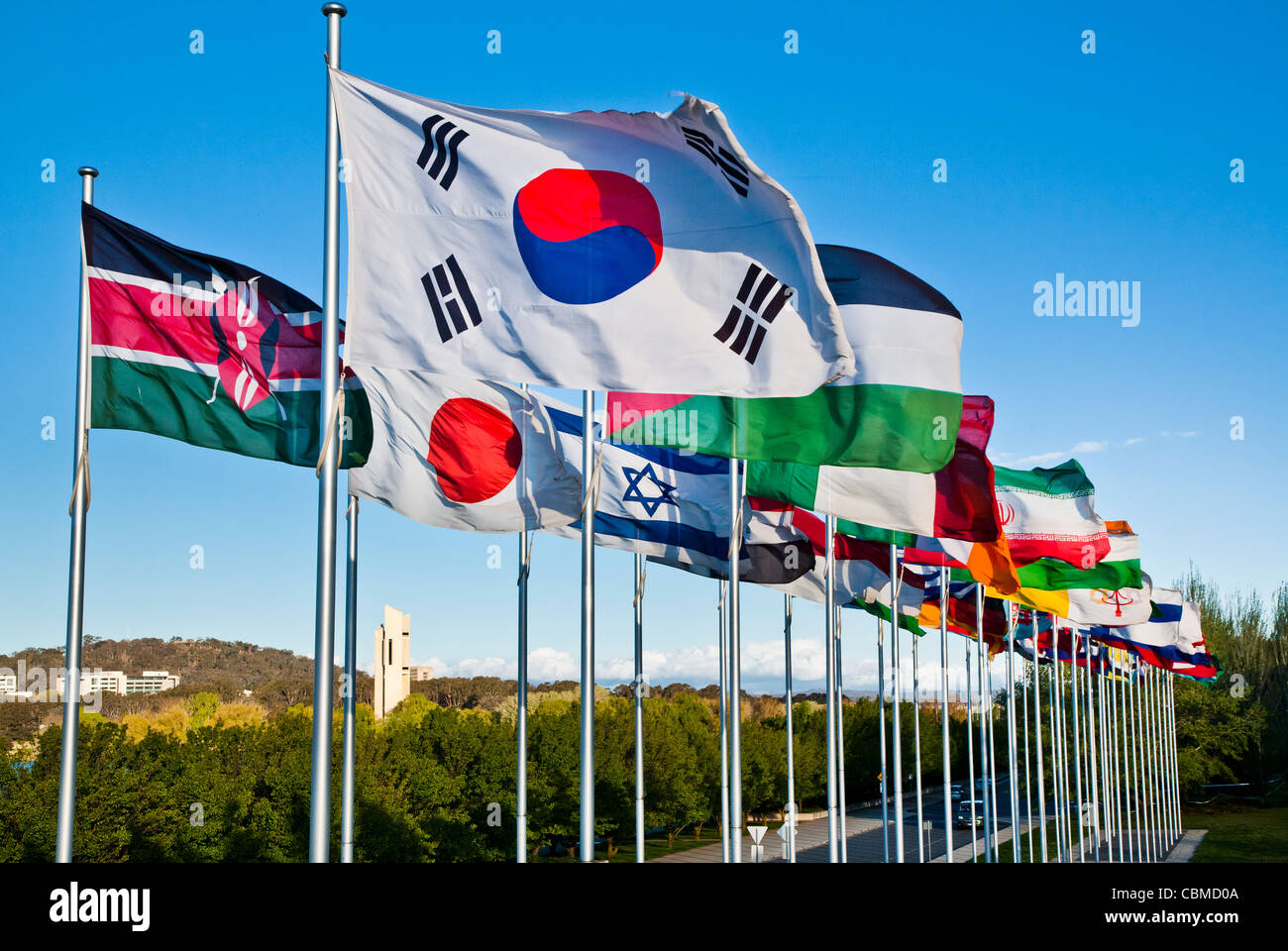 Australia, Territorio della Capitale Australiana, Canberra, bandiera internazionale visualizzare sulle rive del Lago Burley Griffin Foto Stock