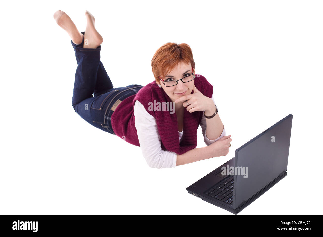 Giovane donna utilizzando computer portatile isolato su sfondo bianco Foto Stock