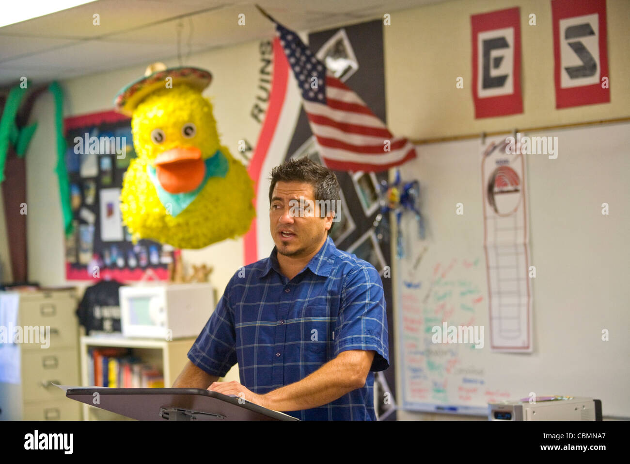Un California middle school Insegnante di spagnolo in una classe decorate con una Pinata. Foto Stock