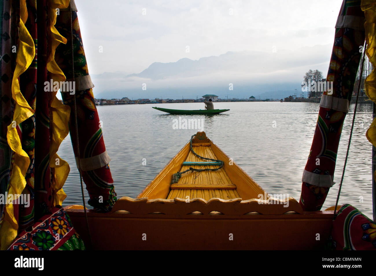 Paese in barca dal lago Srinagar Foto Stock