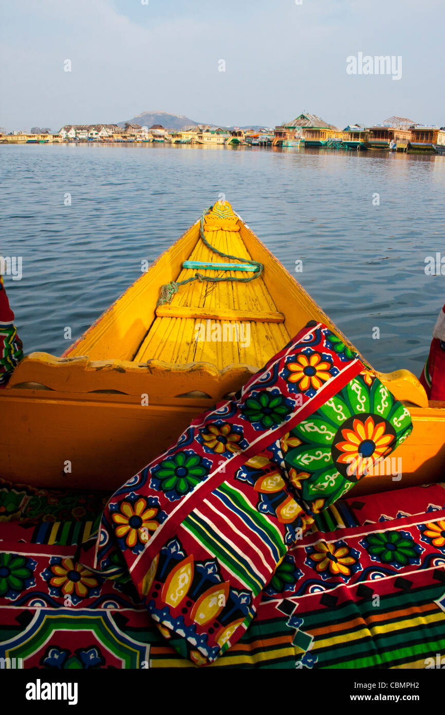 Paese in barca dal lago Srinagar Foto Stock