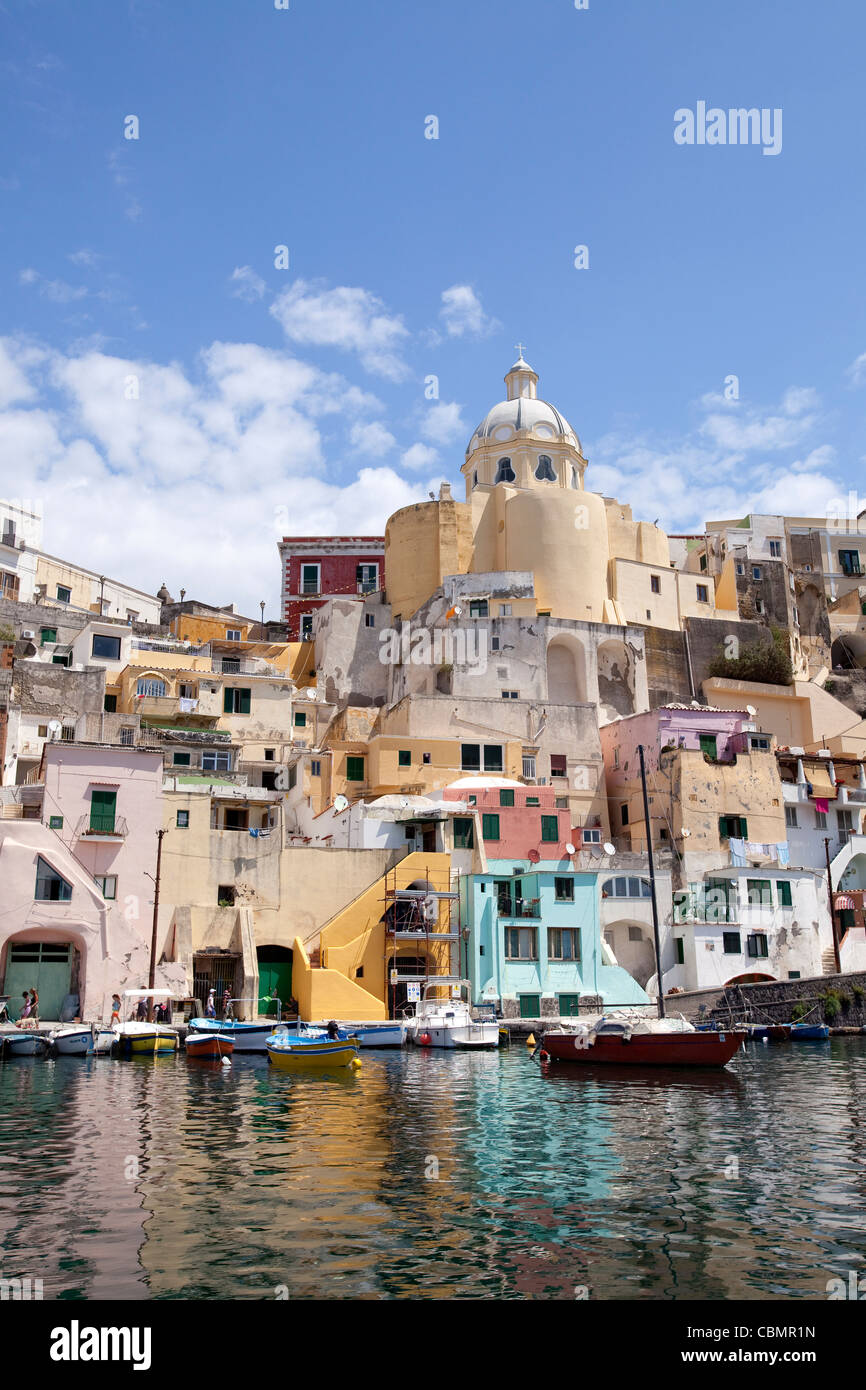 Porto di Corricella sull isola di Procida, Ischia Campania, Mare Mediterraneo, Italia Foto Stock