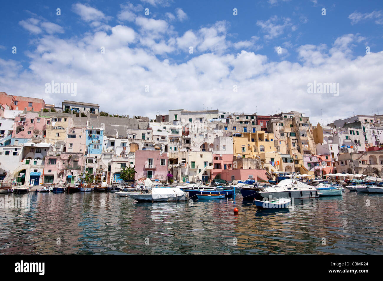 Porto di Corricella sull isola di Procida, Ischia Campania, Mare Mediterraneo, Italia Foto Stock