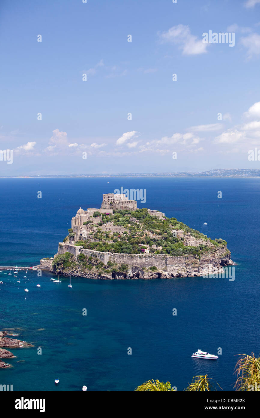 Vista del Castello Aragonese, Ischia Campania, Mare Mediterraneo, Italia Foto Stock