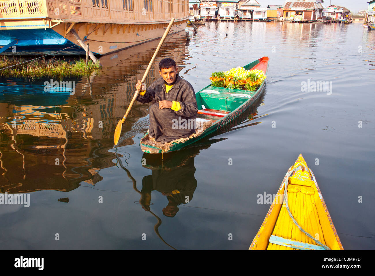 Venditore di fiori in Dal lago Kashmir India Foto Stock