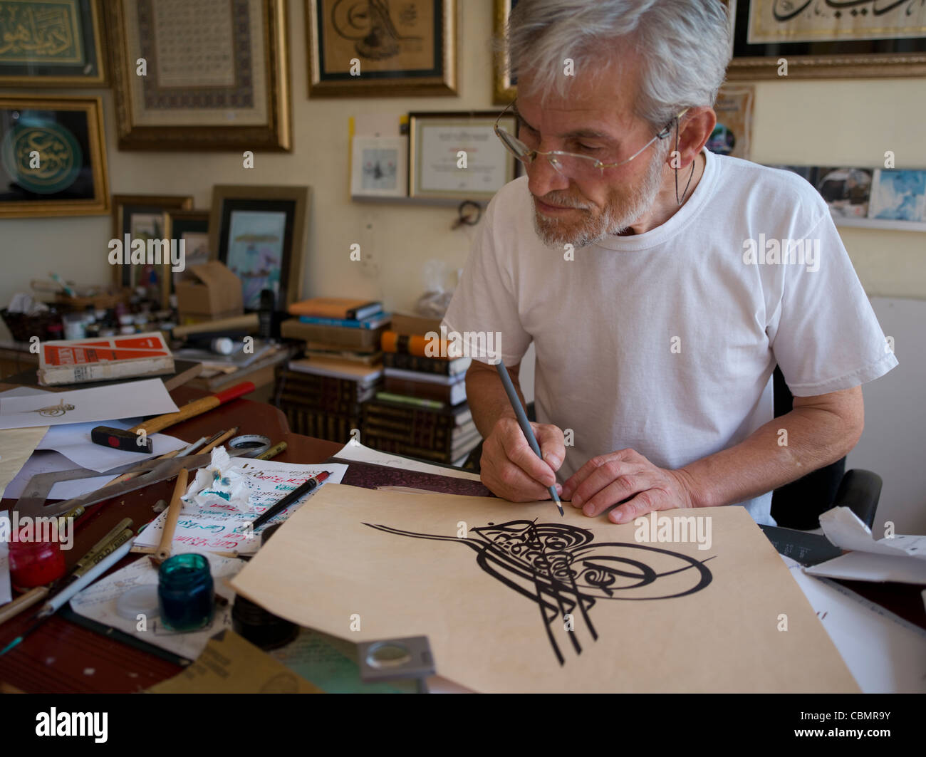 Calligrapher Hattat Kamil Nazik Foto Stock