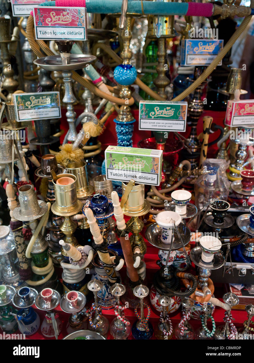 Hookah tubi per la vendita nel Grand Bazaar, Istanbul un mercato coperto. Foto Stock