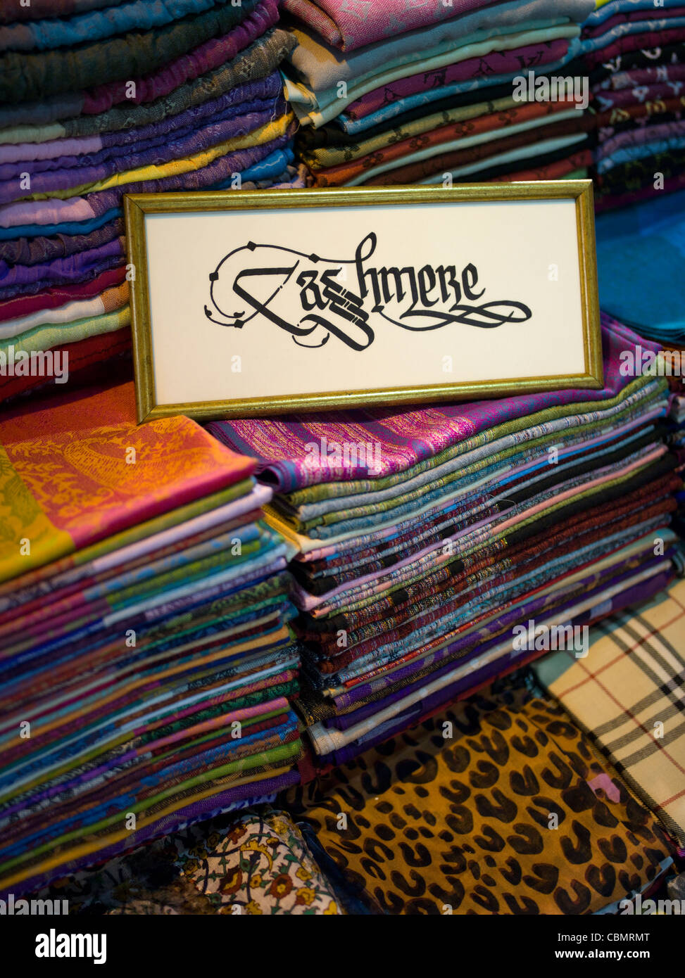 Cashmere sciarpe in Grand Bazaar, Istanbul un mercato coperto Foto stock -  Alamy