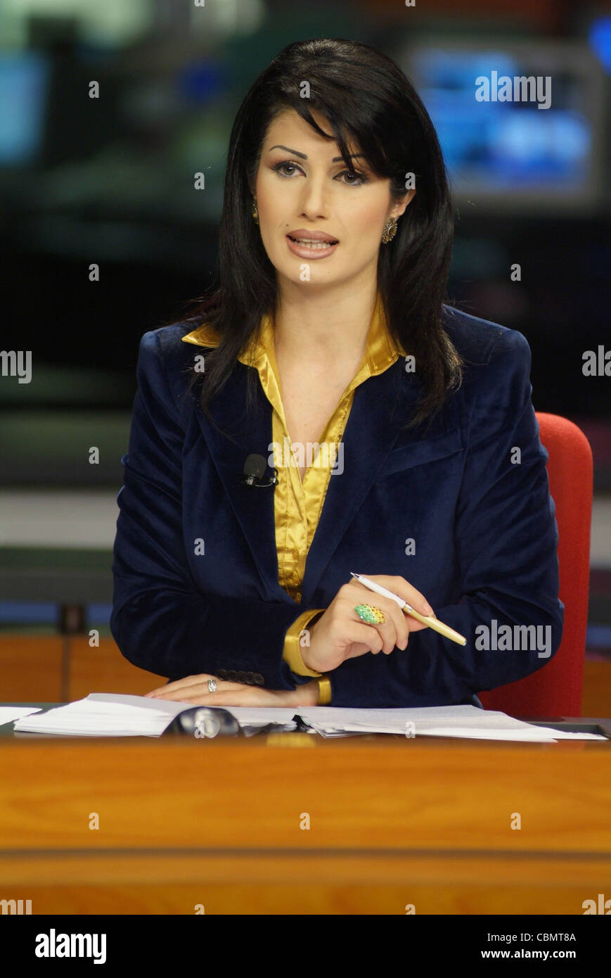 Al Jazeera TV (canale arabo) news anchor Lina Zahreddine leggere un  bollettino di notizie in diretta da studios a Doha, in Qatar HQ Foto stock  - Alamy