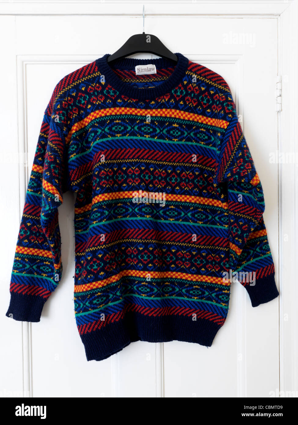 Multi colore ponticello di lana realizzato nel Fair Isle Scozia appeso sulla porta Foto Stock