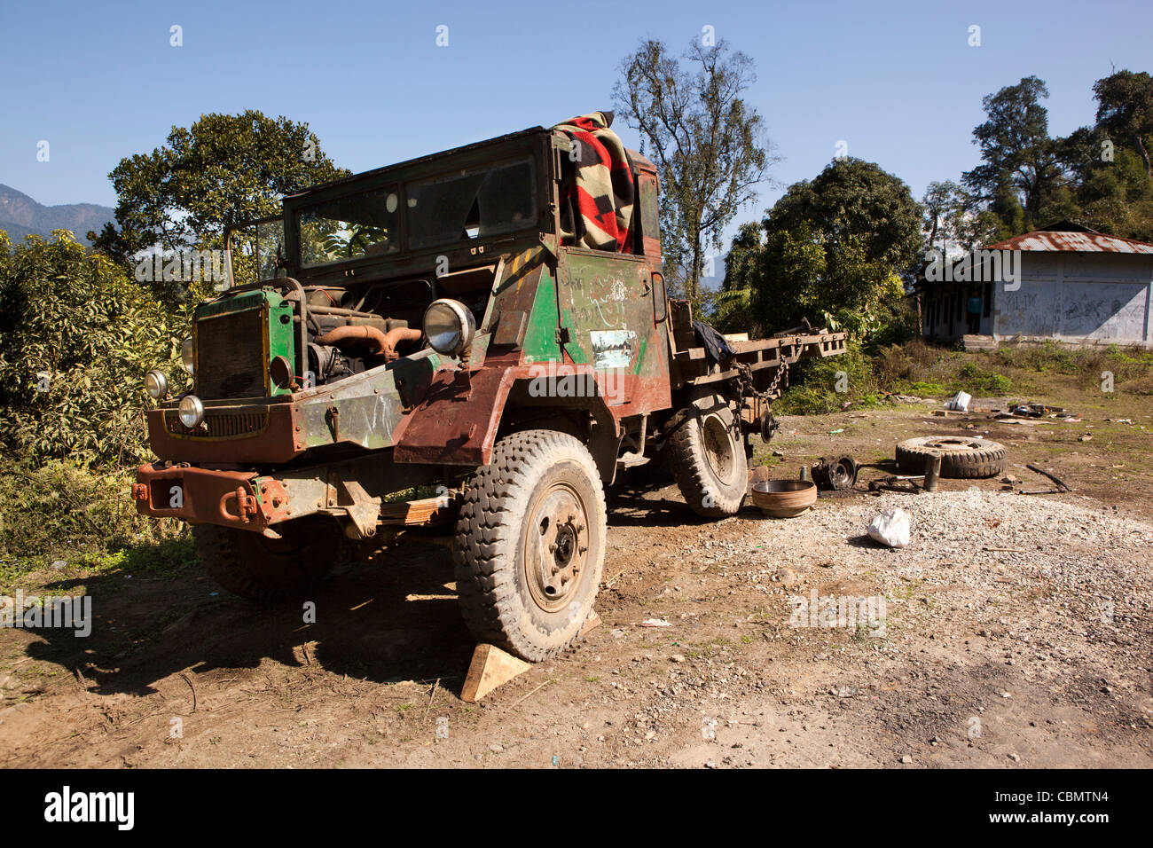 India, Arunachal Pradesh, Rotung, vecchio carrello in pezzi essendo riparato al lato della strada Foto Stock