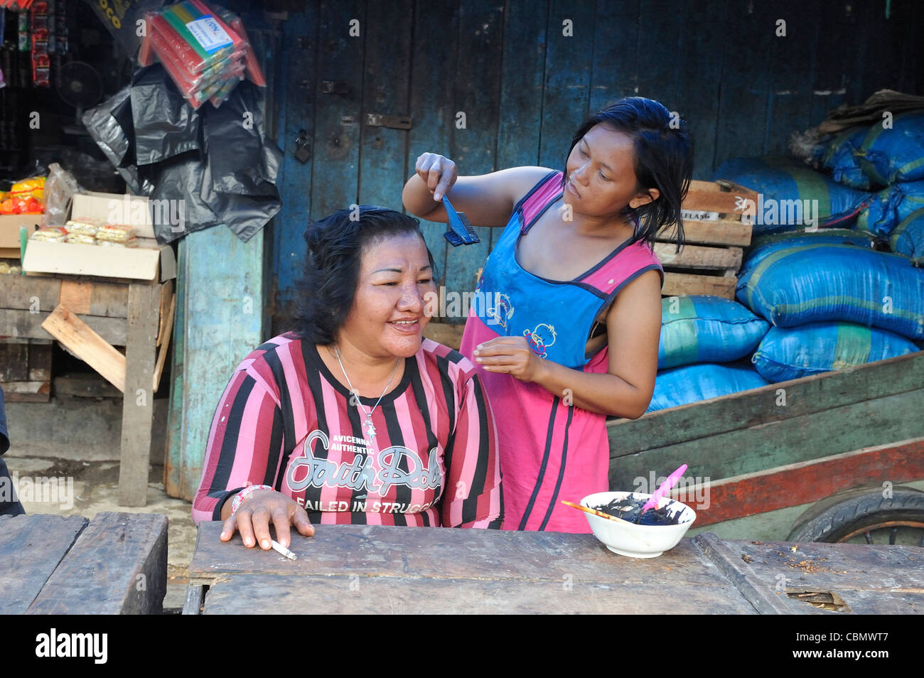 Hairstyling a Sunda Kelapa baraccopoli, Jakarta, Indonesia Foto Stock