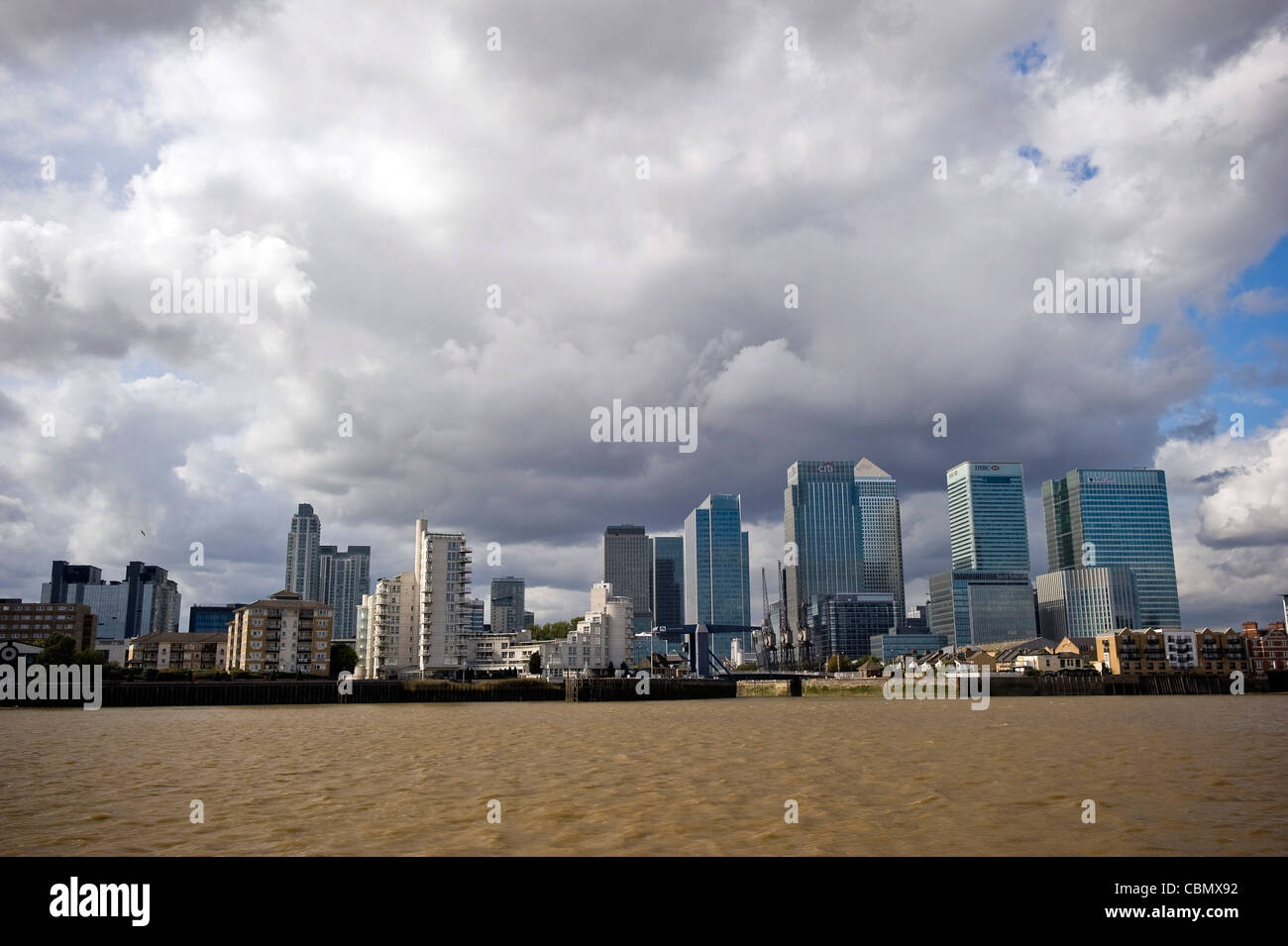 Docklands e da Canary Wharf visto dal fiume Thames, London, Regno Unito Foto Stock