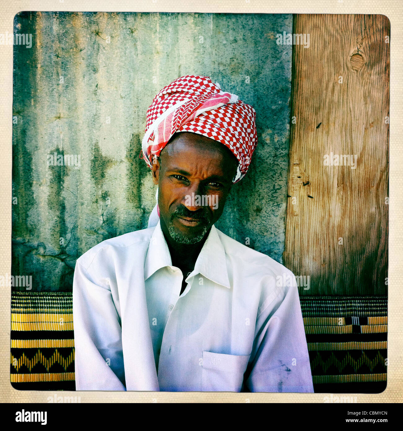 Keffieh Turbanned Senior barbuto bianco uomo nero Burao Somaliland Foto Stock