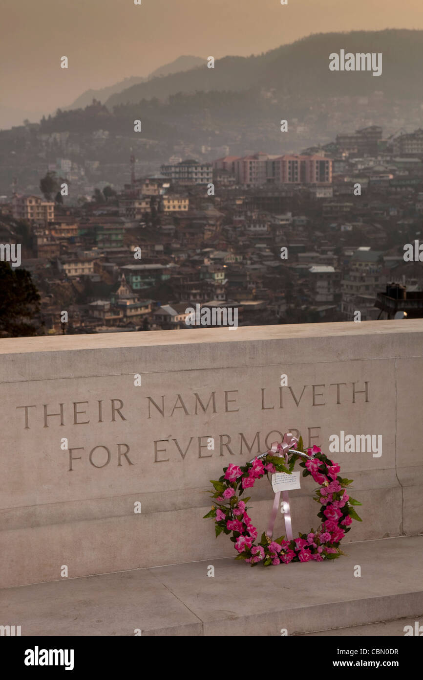 India, Nagaland, Kohima, Commonwealth War Graves cimitero della Commissione, il loro nome vive per sempre, corona Foto Stock