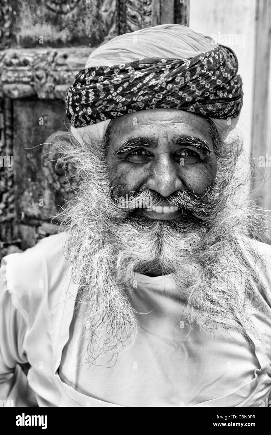 Jodhpur a Forte Mehrangarh in Rajasthan in India una grande immagine del personaggio barbuto uomo protezione nella porta di Fort Palace in costume Foto Stock